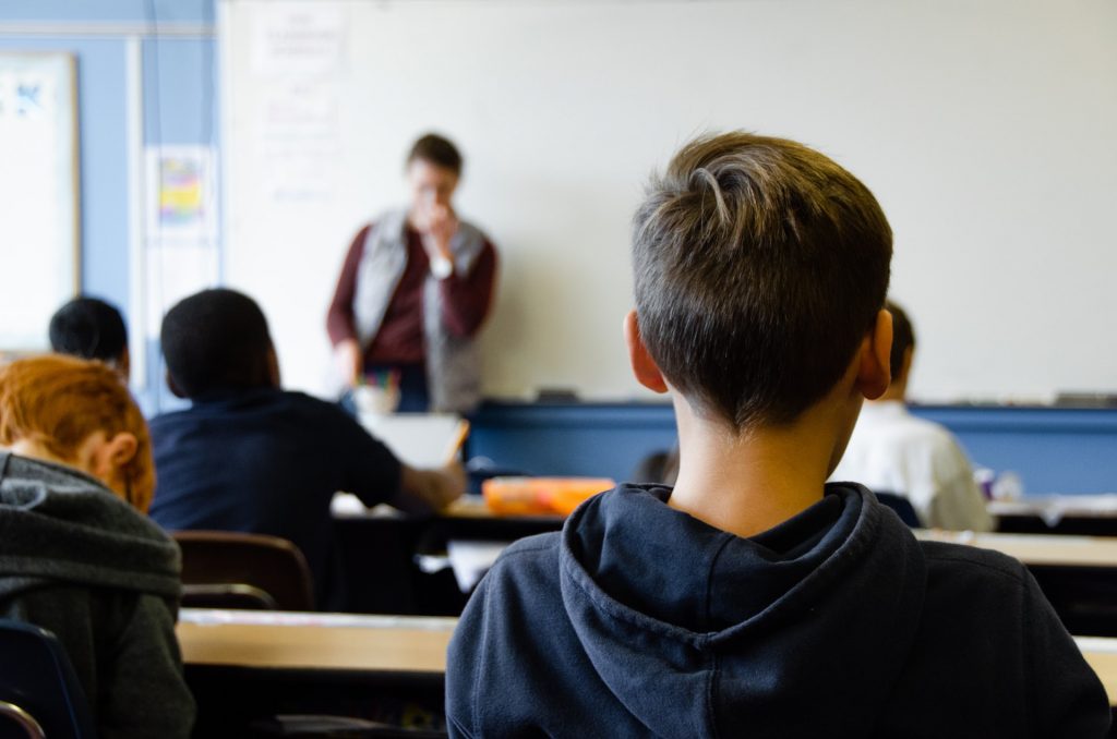 De intern begeleider observeert een klas op een basisschool.