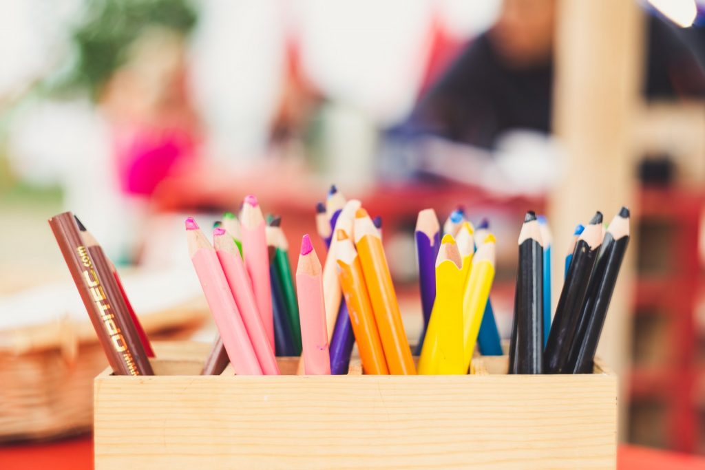 Een intern begeleider aan het werk op een basisschool