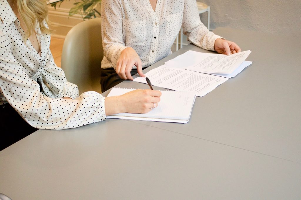 Een HR medewerker controleert een contract van een nieuwe medewerker